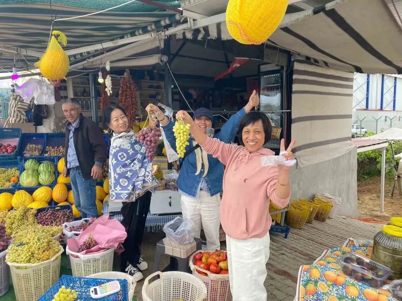 Ege yolculuğunda lezzet molası: Venezüellalı turistlerin Sarıgöl üzümü keşfi