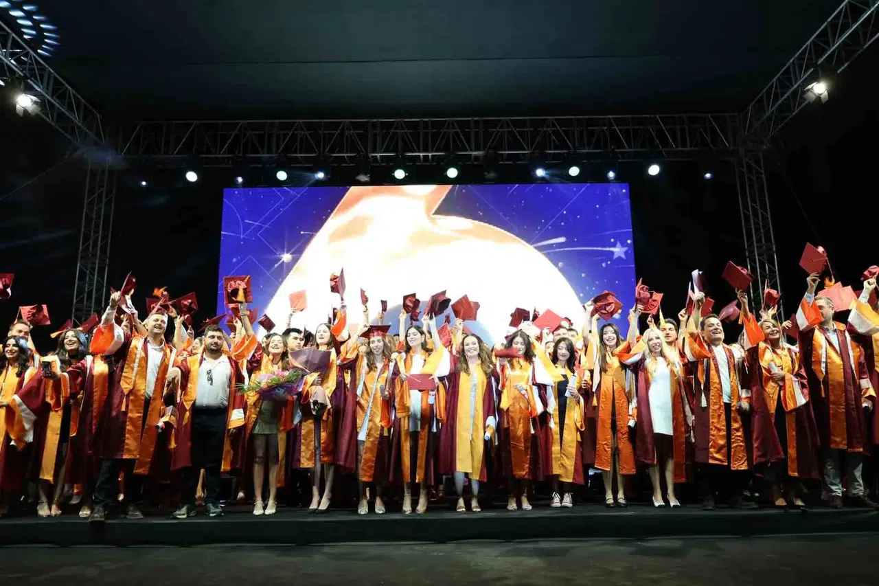Bilginin ötesine geçmek: İEÜ’de 144 mezun yeni ufuklara yelken açtı