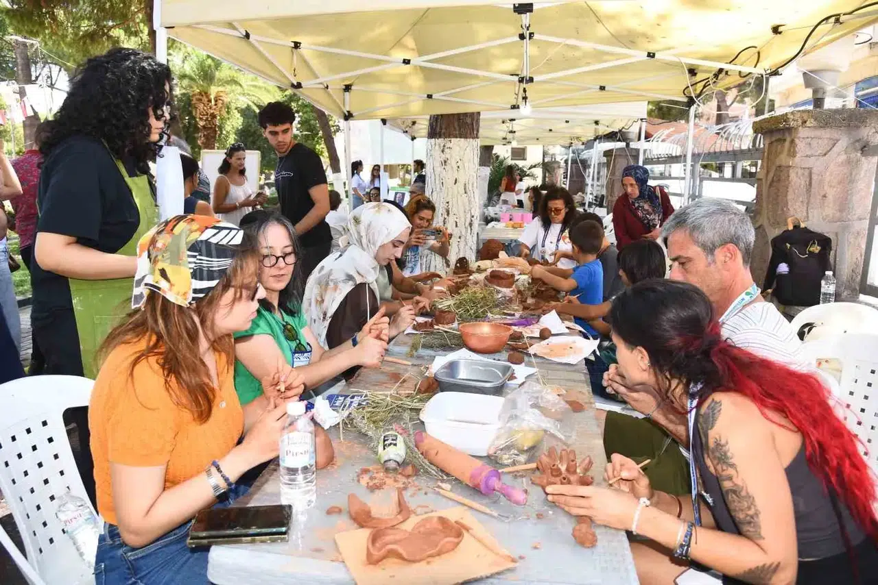 Menemen'de sanat denizin derinliklerine iniyor: Çömlekler canlılar için yuva olacak