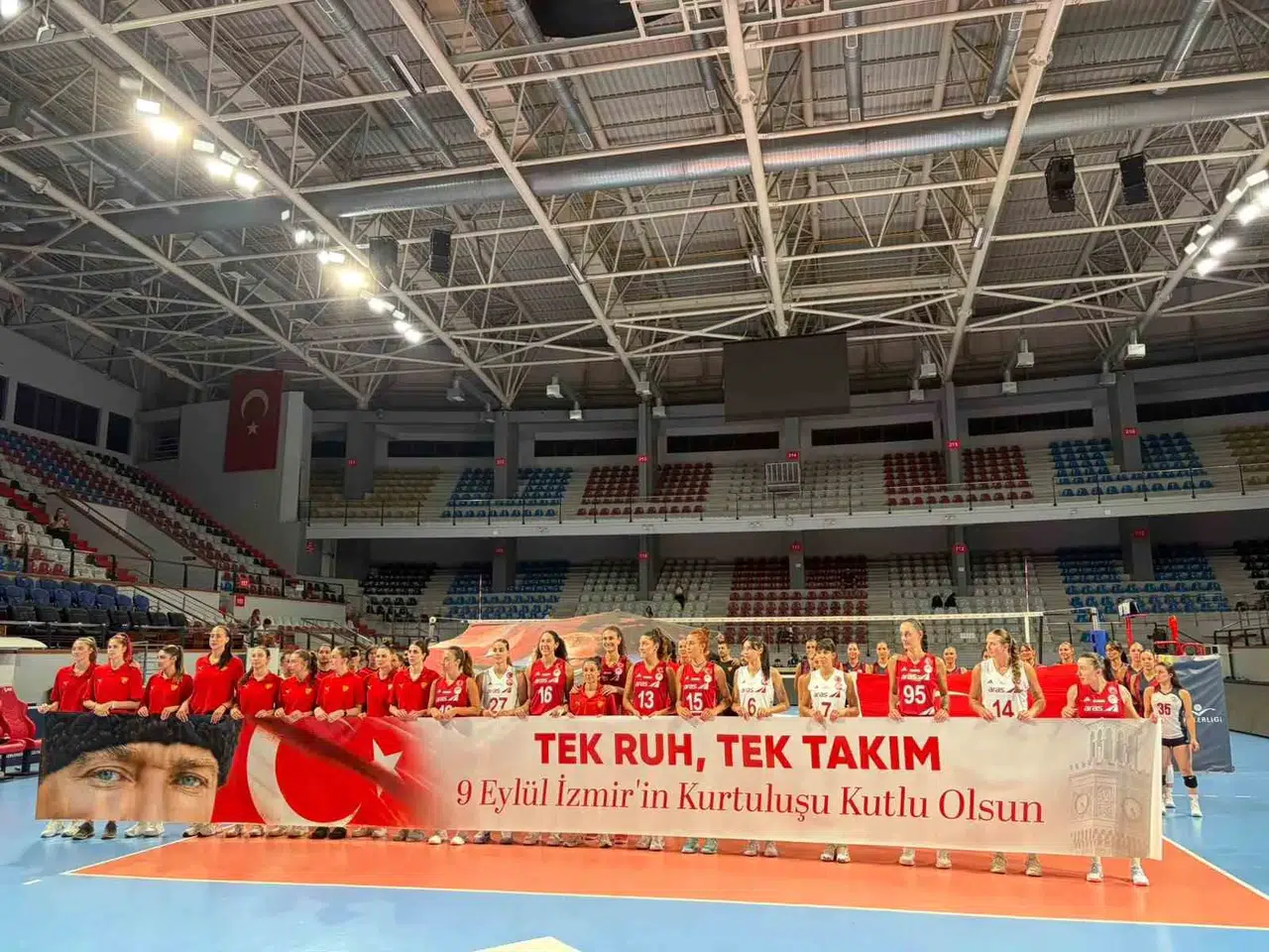 İzmir’in kurtuluş coşkusu voleybol parkesine taşındı: Üç dev kulüp tek yürek oldu