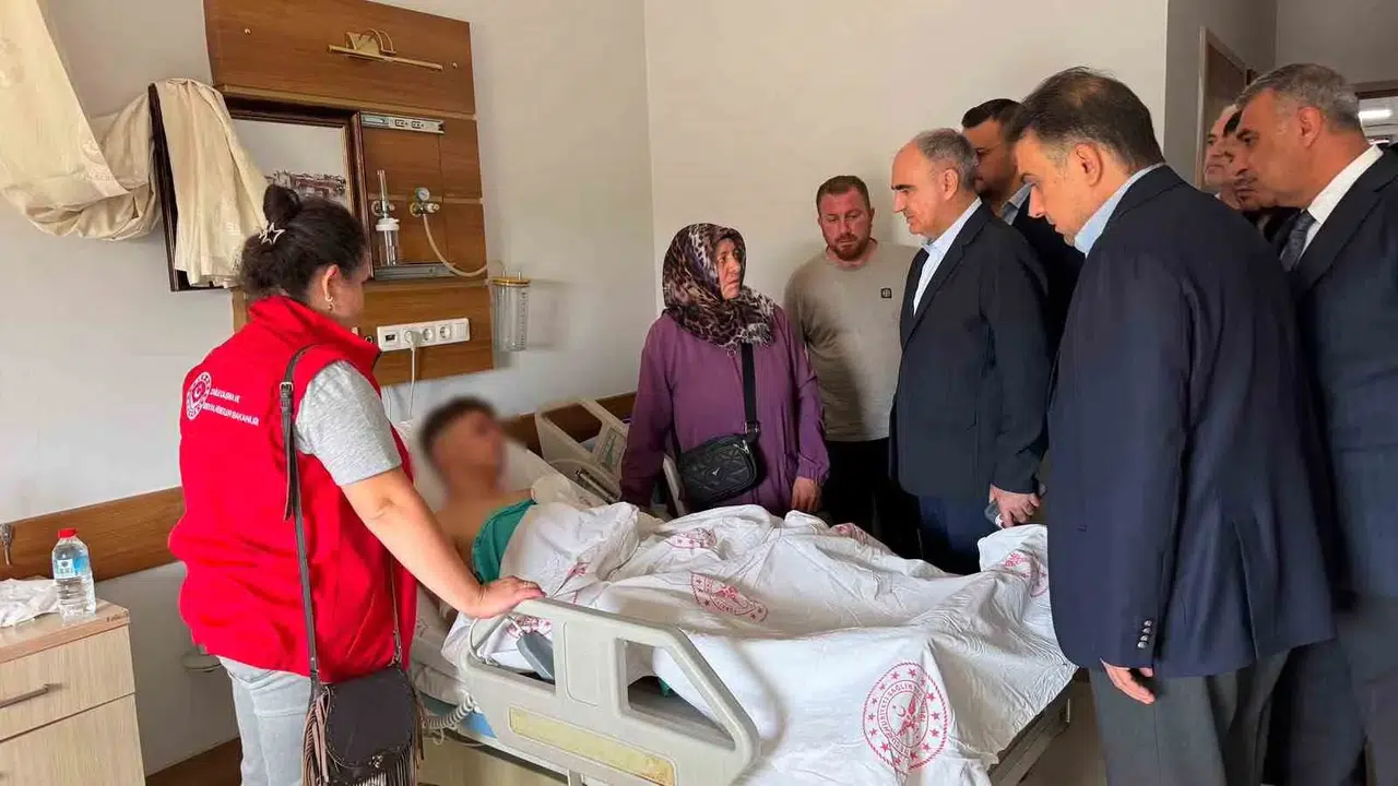 Turgutlu'daki okul saldırısında Vali Özkan'dan yakın takip: Yaralı öğrencileri yalnız bırakmadı