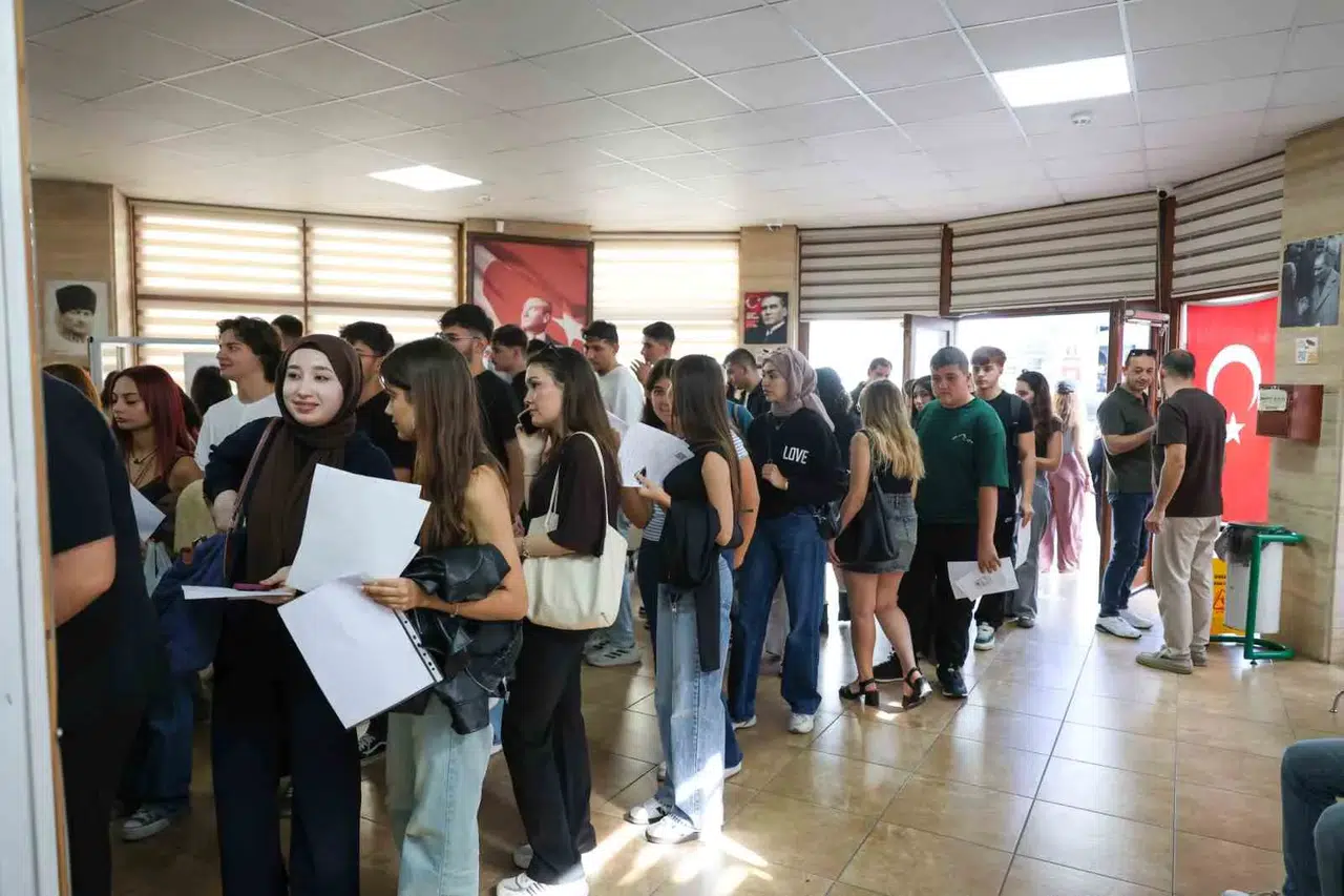 Aydın'da öğrencilerin ulaşım mesaisi: AYKART stantları hayat kurtarıyor