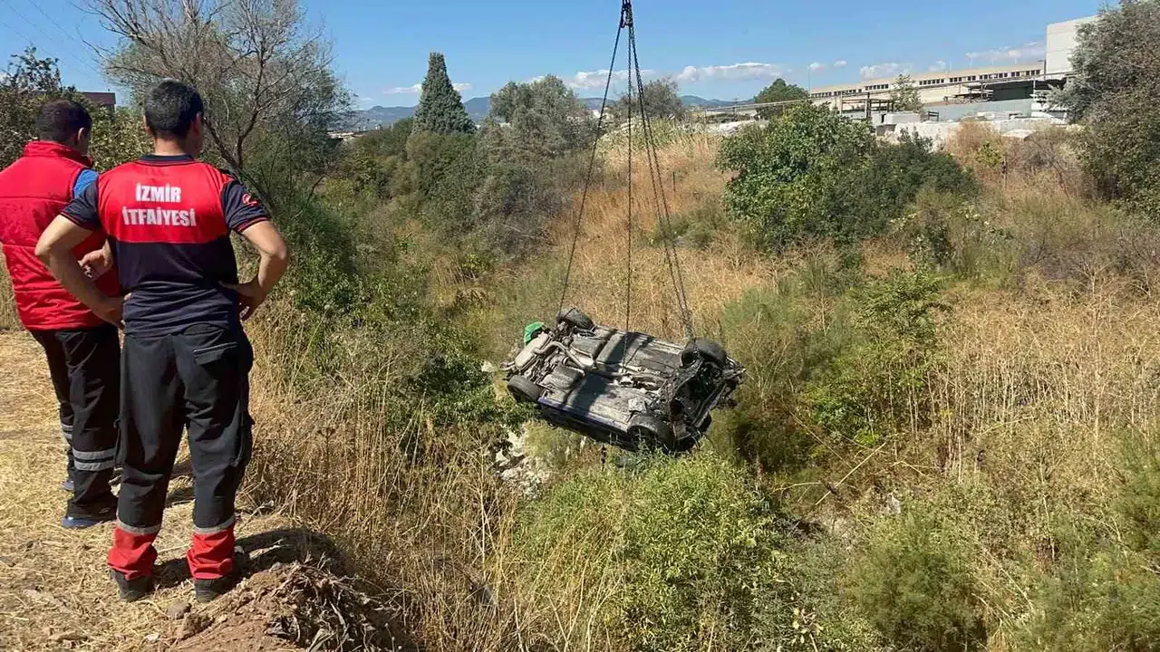 Kemalpaşa yolunda acı bilanço: Virajı alamayan otomobil dere yatağına devrildi