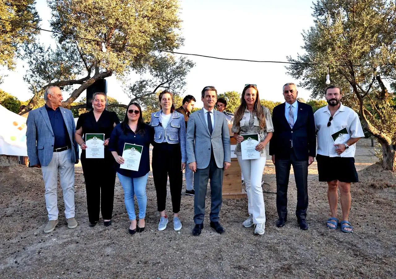 Çeşme’nin gönüllü ordusu bin çocuğu gülümsetti: Büyük dayanışmaya teşekkür plaketi