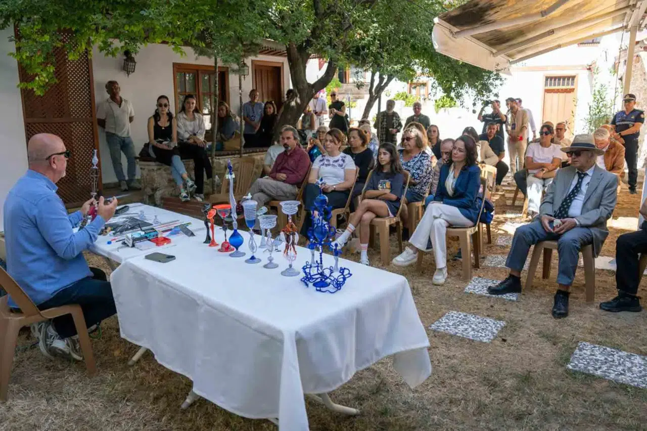 Menteşe’de sanat rüzgarı: Kadın Efeler ve camın büyüsü aynı çatı altında