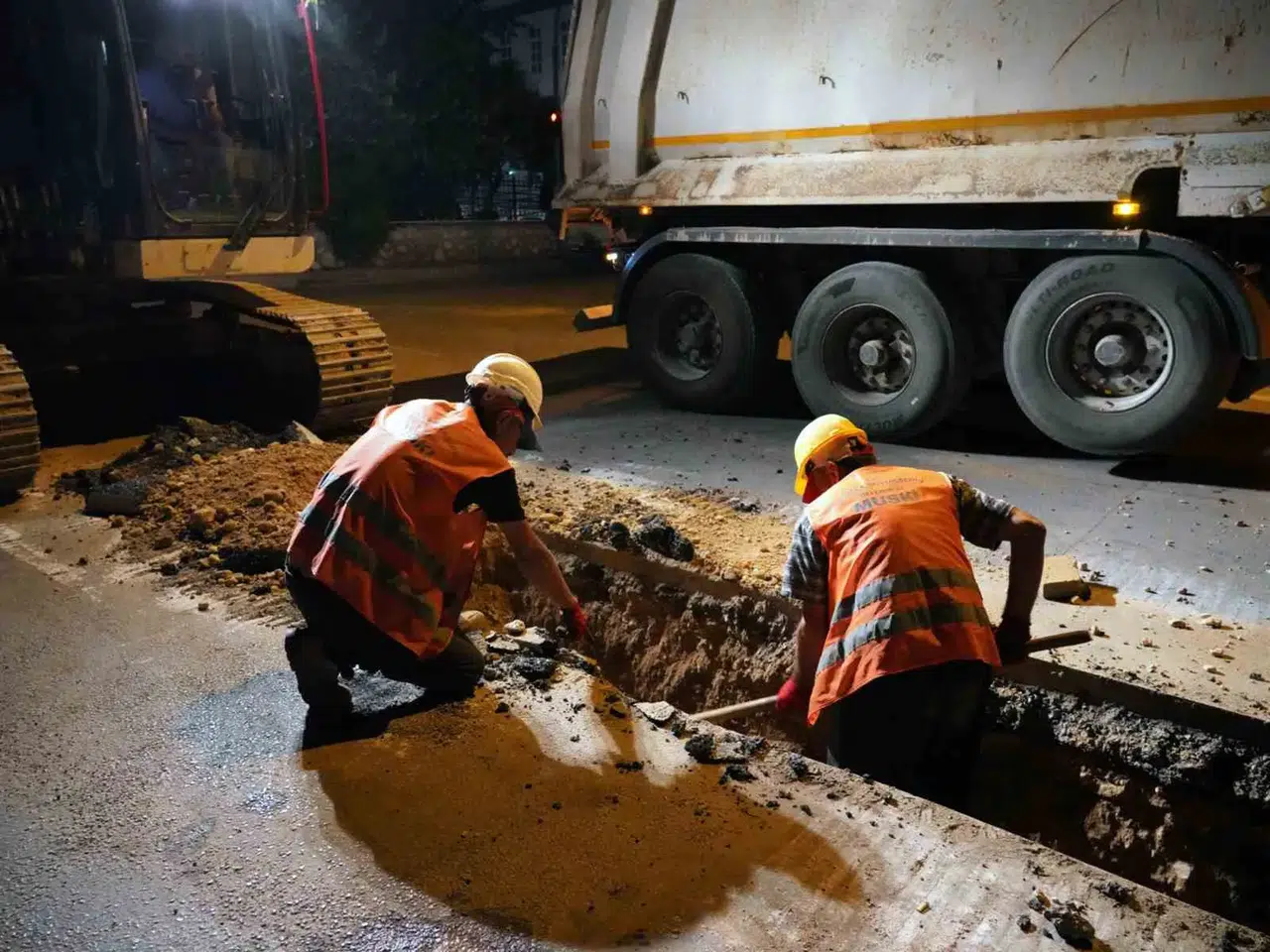 Muğla’da trafik kilitlenmesin diye geceyi gündüze kattılar: MUSKİ’den hummalı çalışma