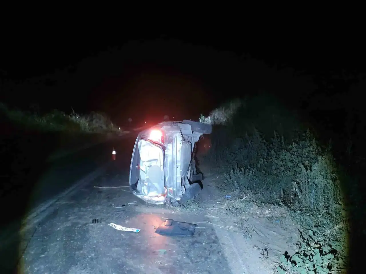 Ödemiş yolunda acı gece: Virajı alamayan otomobil kanala uçtu