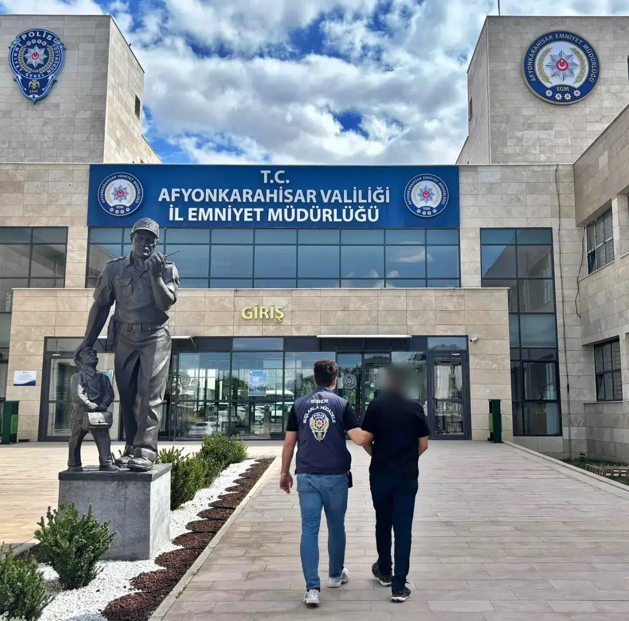 Afyonkarahisar’da Müstehcen Yayın Operasyonu: Hükümlü Polisin Takibiyle Yakalandı
