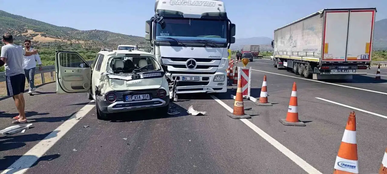 Otoyolda korku dolu anlar: Tırın biçtiği otomobilde 3 kişi yaralandı