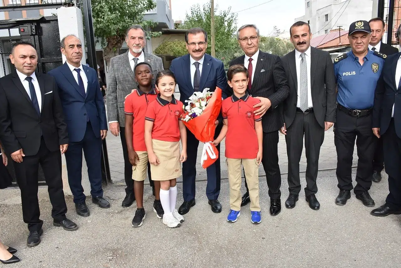 Salihli'de ders zili coşkuyla çaldı: Minik öğrencilerin gösterisi büyüledi