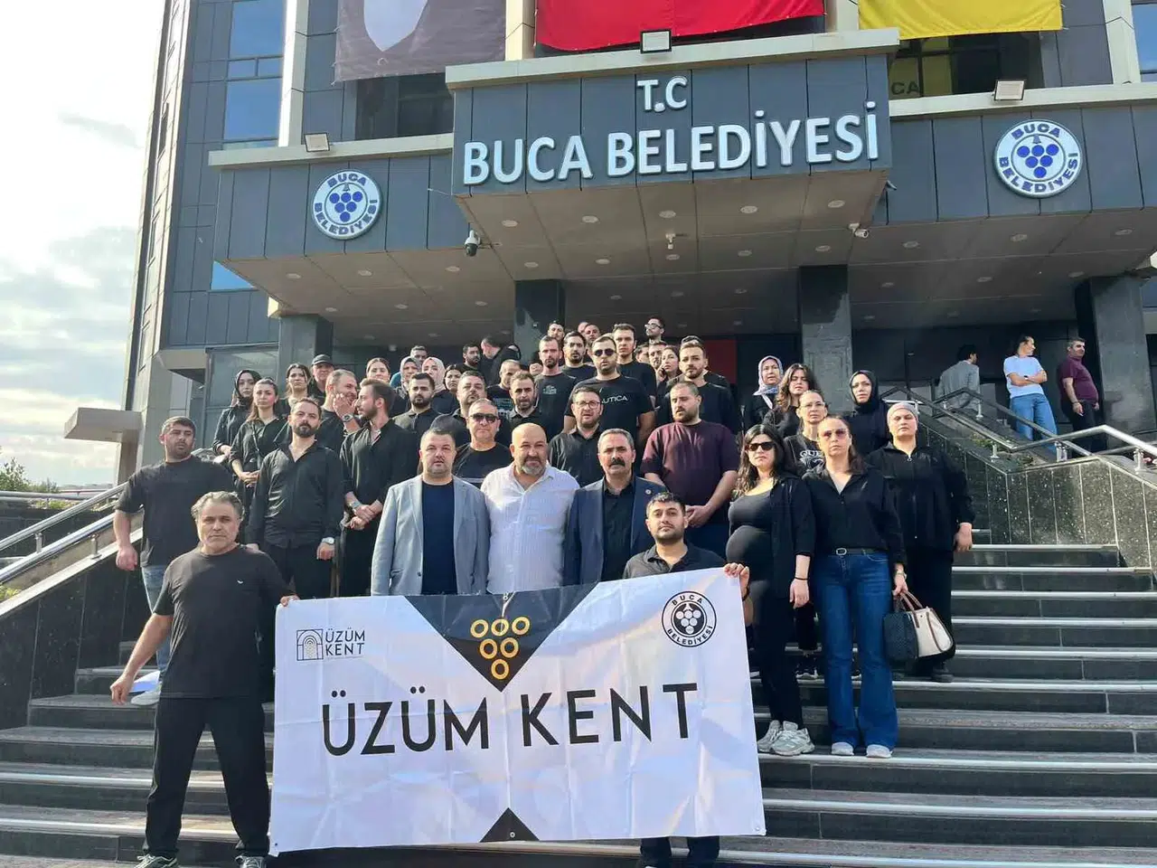 Buca'da emekçinin isyanı: 7 aydır maaş alamayan işçiler belediye kapısında