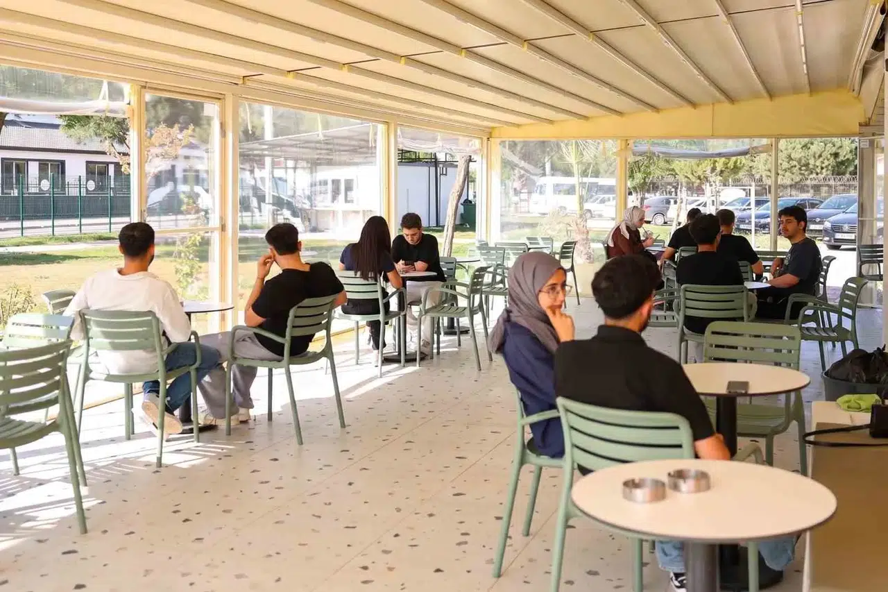 Efelerli gençlerin yeni buluşma noktası: Yurt Kafe dolup taşıyor