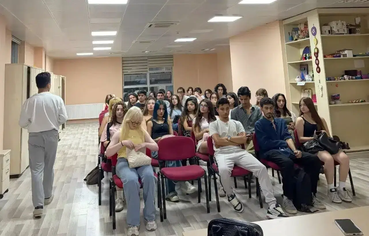 Menteşe’de sahne ışıkları gençler için yanıyor: Sanatla özgüven kazanıyorlar