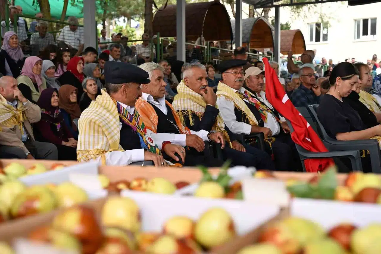 Demirci’de hünnap bereketi: İlk festival binleri buluşturdu