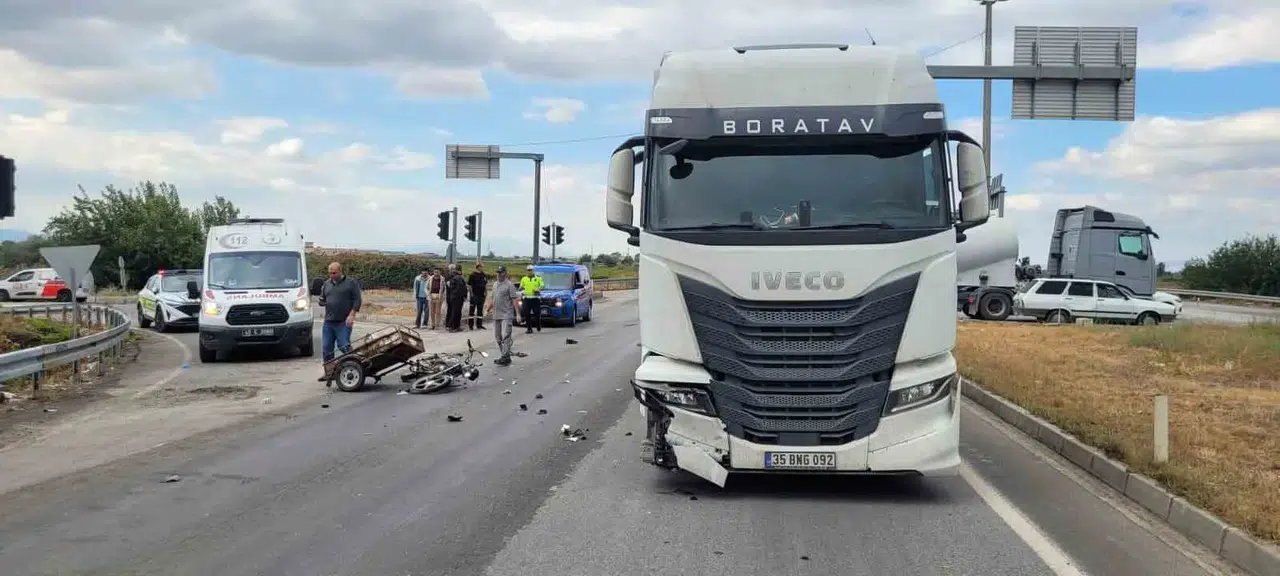 Salihli'de acı kavşak: Sepetli motosiklet sürücüsü hayata tutunamadı