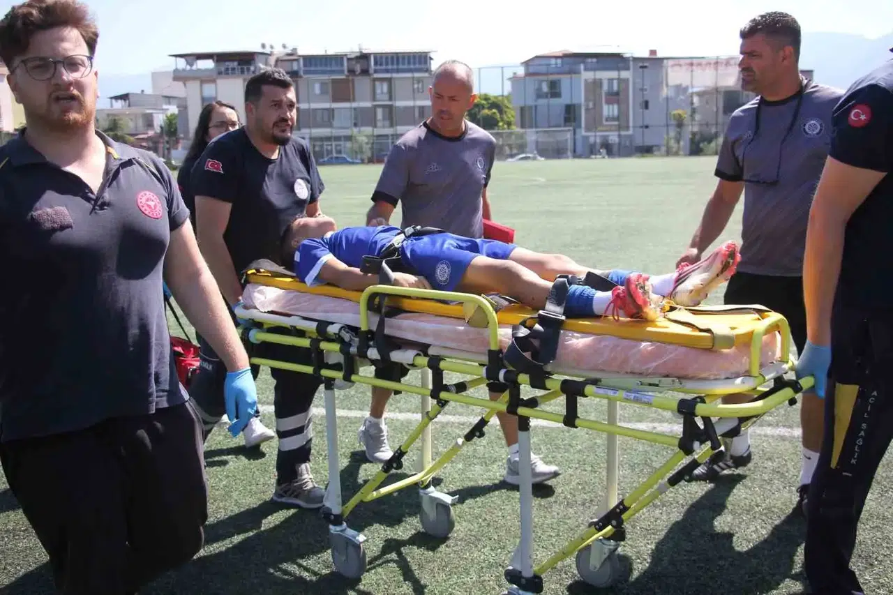 Sahada saniyelerle yarış: Genç futbolcuyu ölümden döndüren müdahale