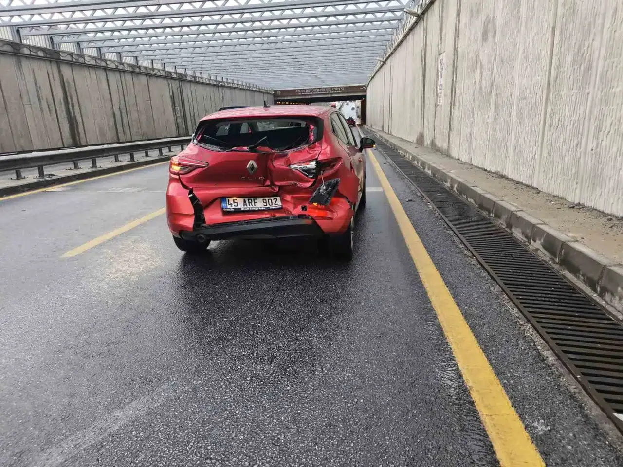 Aydın'da akşam trafiği kabusa döndü: Sağanak yağış kazaları tetikledi