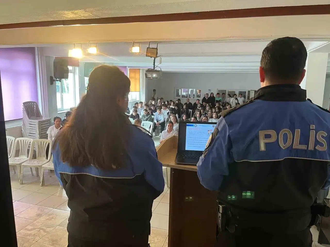 Gençlerin güvenliği için sahaya indiler: Polislerden lise öğrencilerine özel eğitim