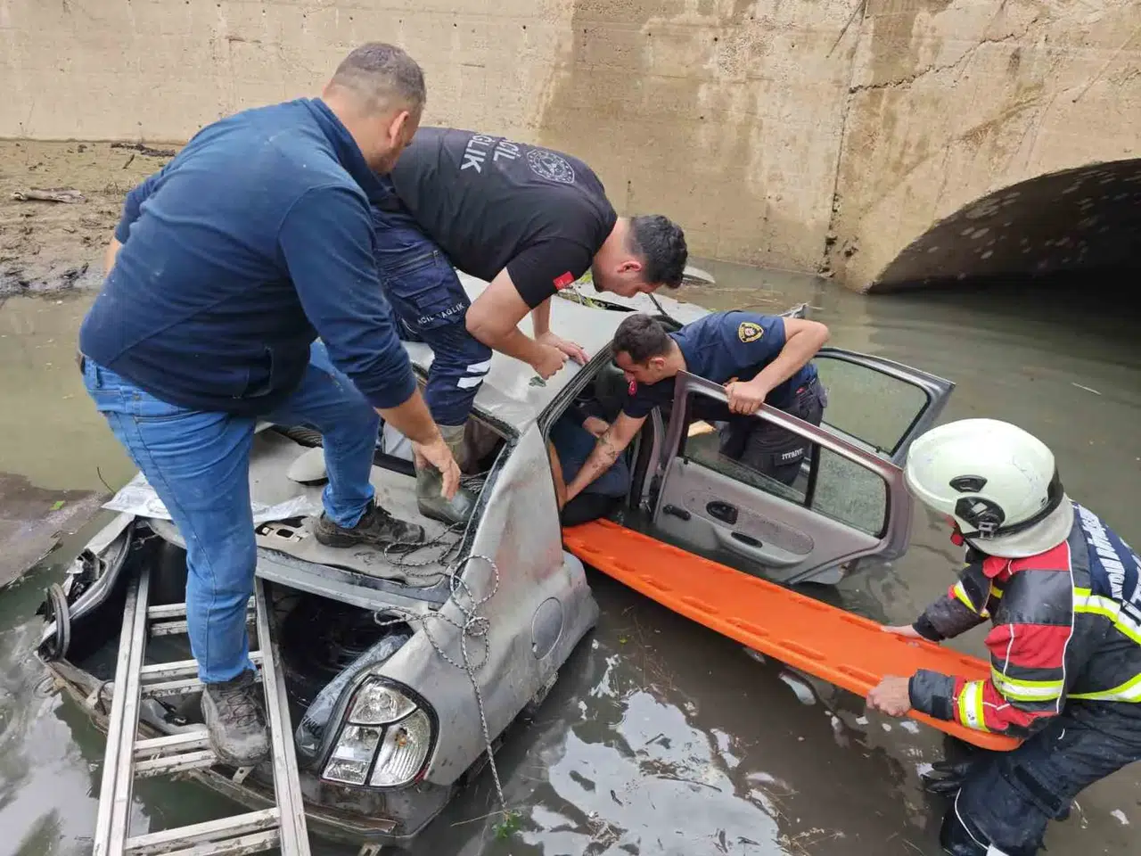 Karacasu'da dehşet anları: Kontrolden çıkan araç uçuruma yuvarlandı