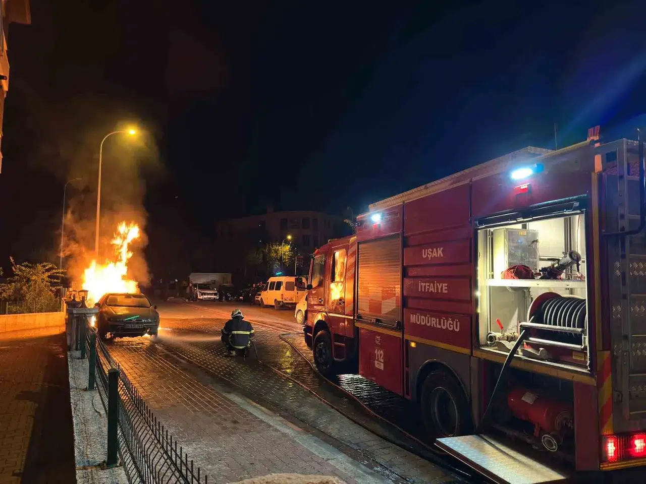 Uşak’ta şüpheli araç yangını: Park halindeki otomobil küle döndü