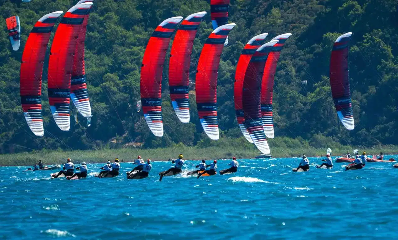Rüzgarın kalbi Akyaka’da atıyor: Kiteboard’un yıldızları Avrupa şampiyonluğu için buluştu