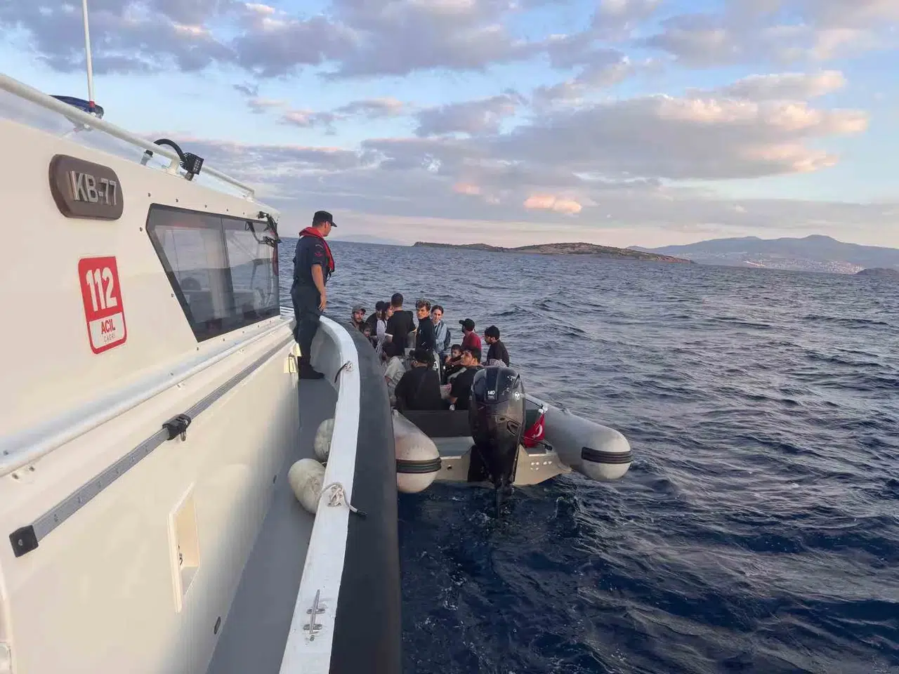 Aliağa açıklarında gece operasyonu: Denizdeki kaçak göçmenlere geçit yok