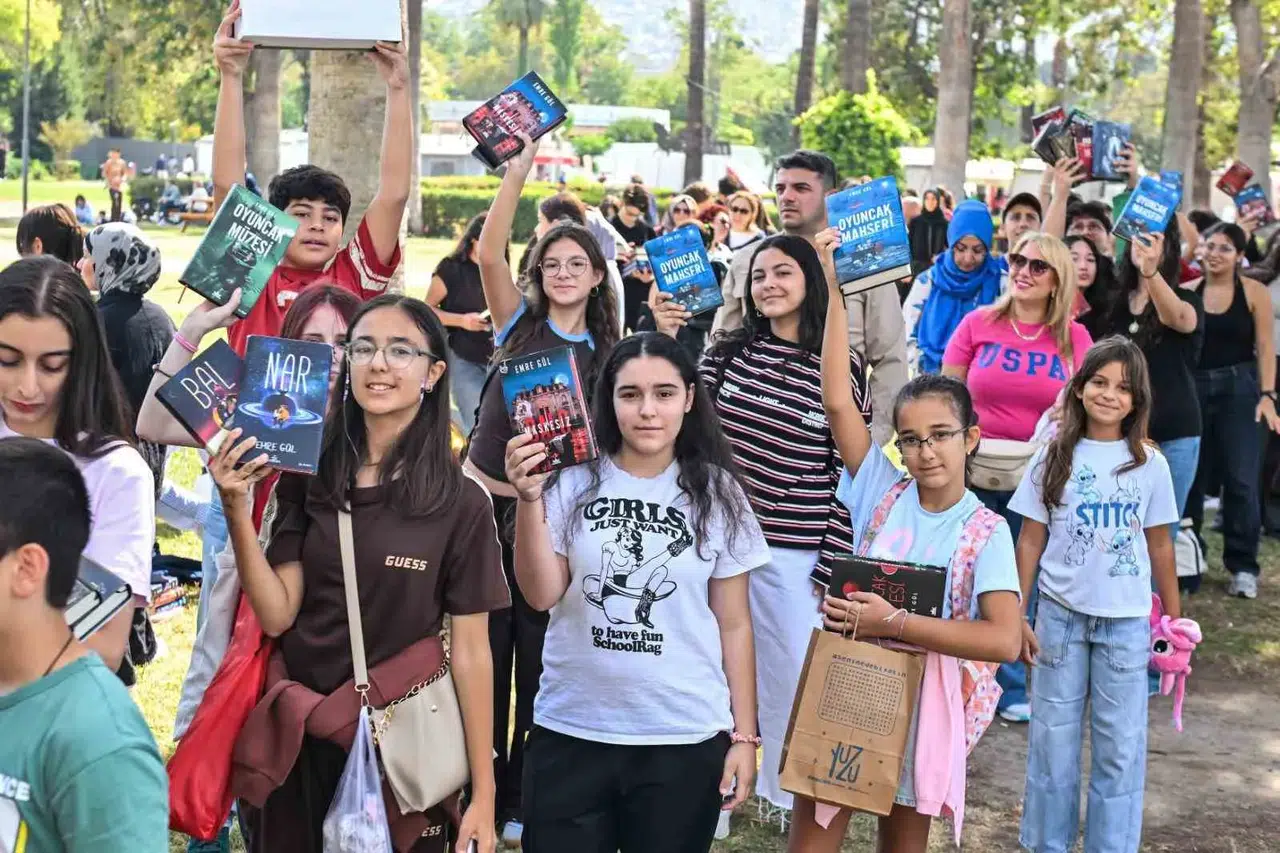 Kültürpark’ta edebiyat rüzgarı dindi: İZKİTAP’ta son gün heyecanı