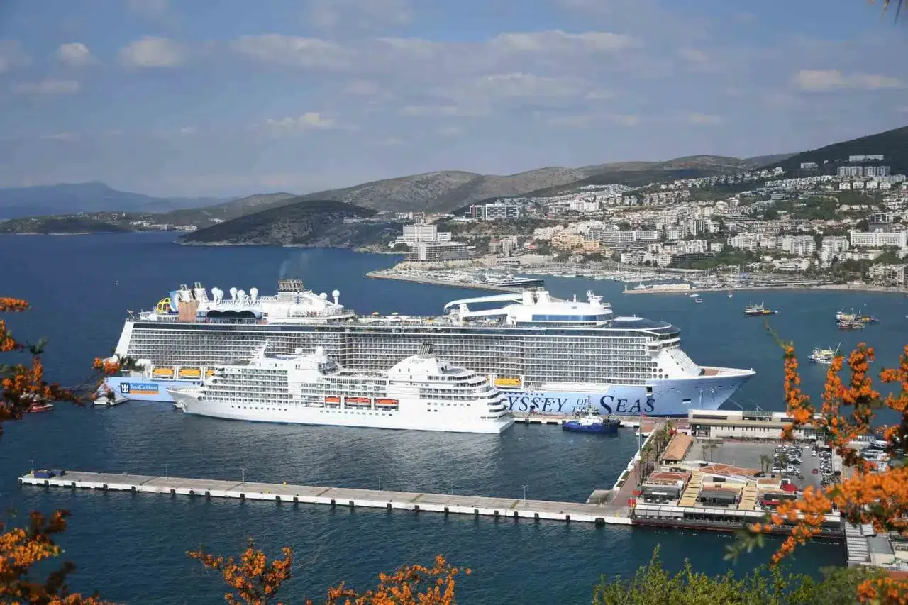 Kuşadası Limanı’nda dev gemilerle gelen turist bereketi