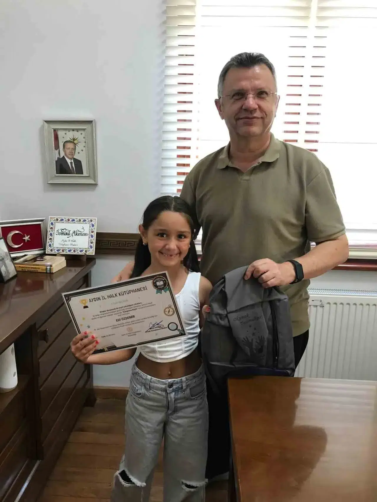 Minik okurlara kütüphane madalyası: Kitap dostu çocuklar belgelerine kavuştu