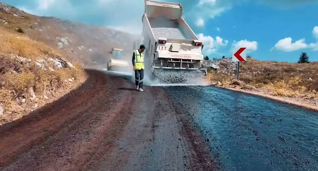 Menteşe’de ulaşım seferberliği: Yangın yorgunu yollar baştan aşağı yenilendi