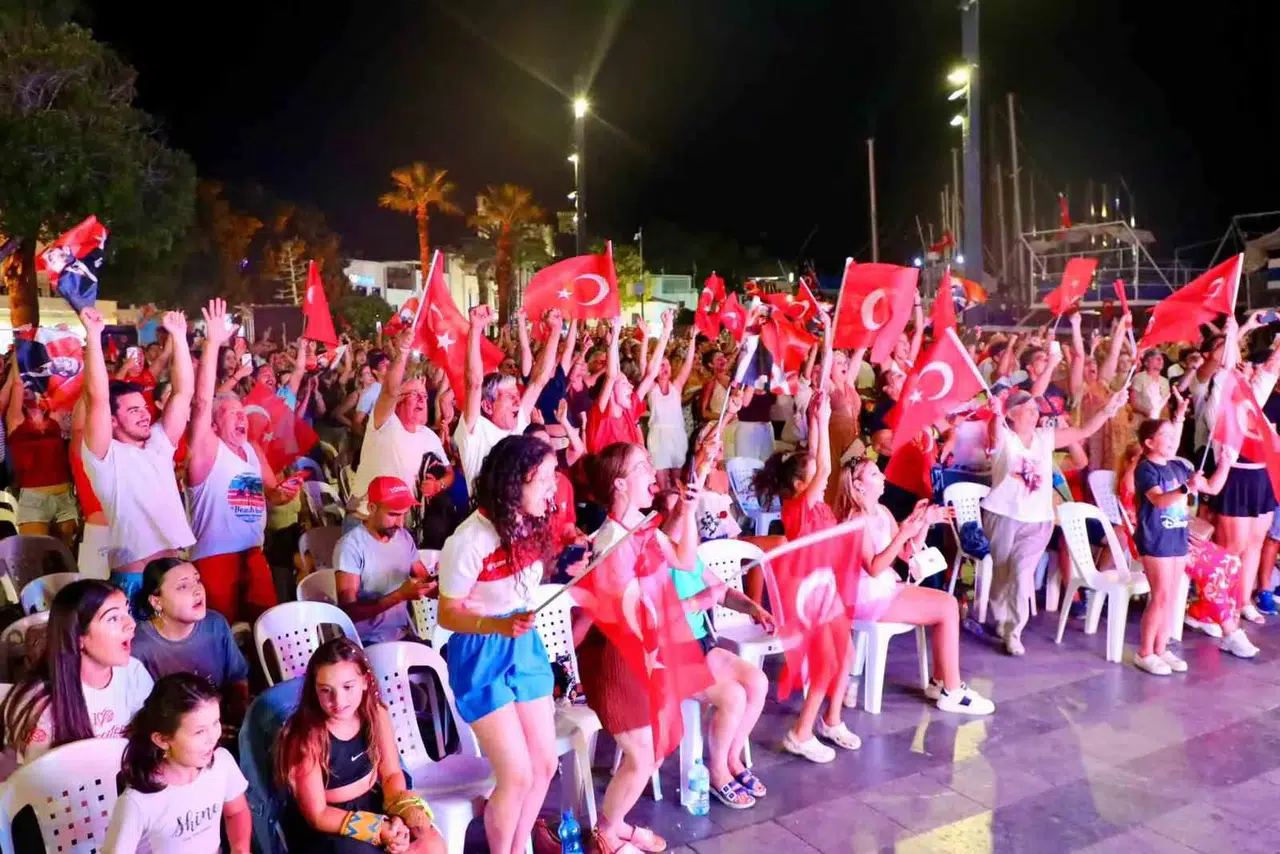 Bodrum’da voleybol zaferi: Filenin Sultanları’na dev ekranlı kutlama