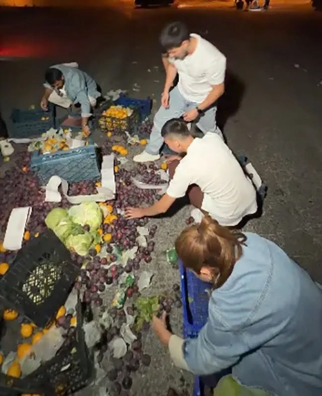 Menemen'de yürek ısıtan dayanışma: Yola saçılan ürünleri el birliğiyle topladılar