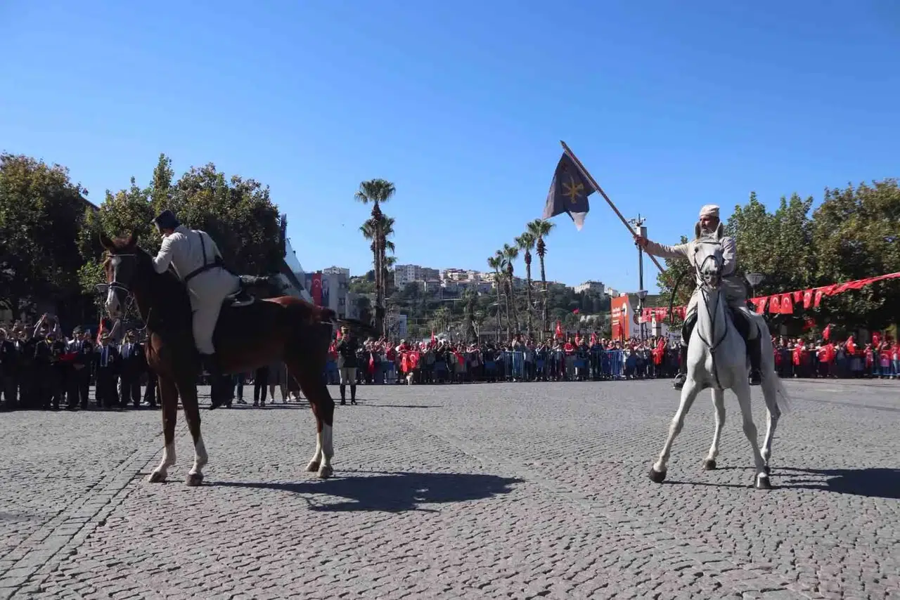 İzmir’de 9 Eylül coşkusu: 104 yıllık bağımsızlık destanı meydanlarda yankılandı