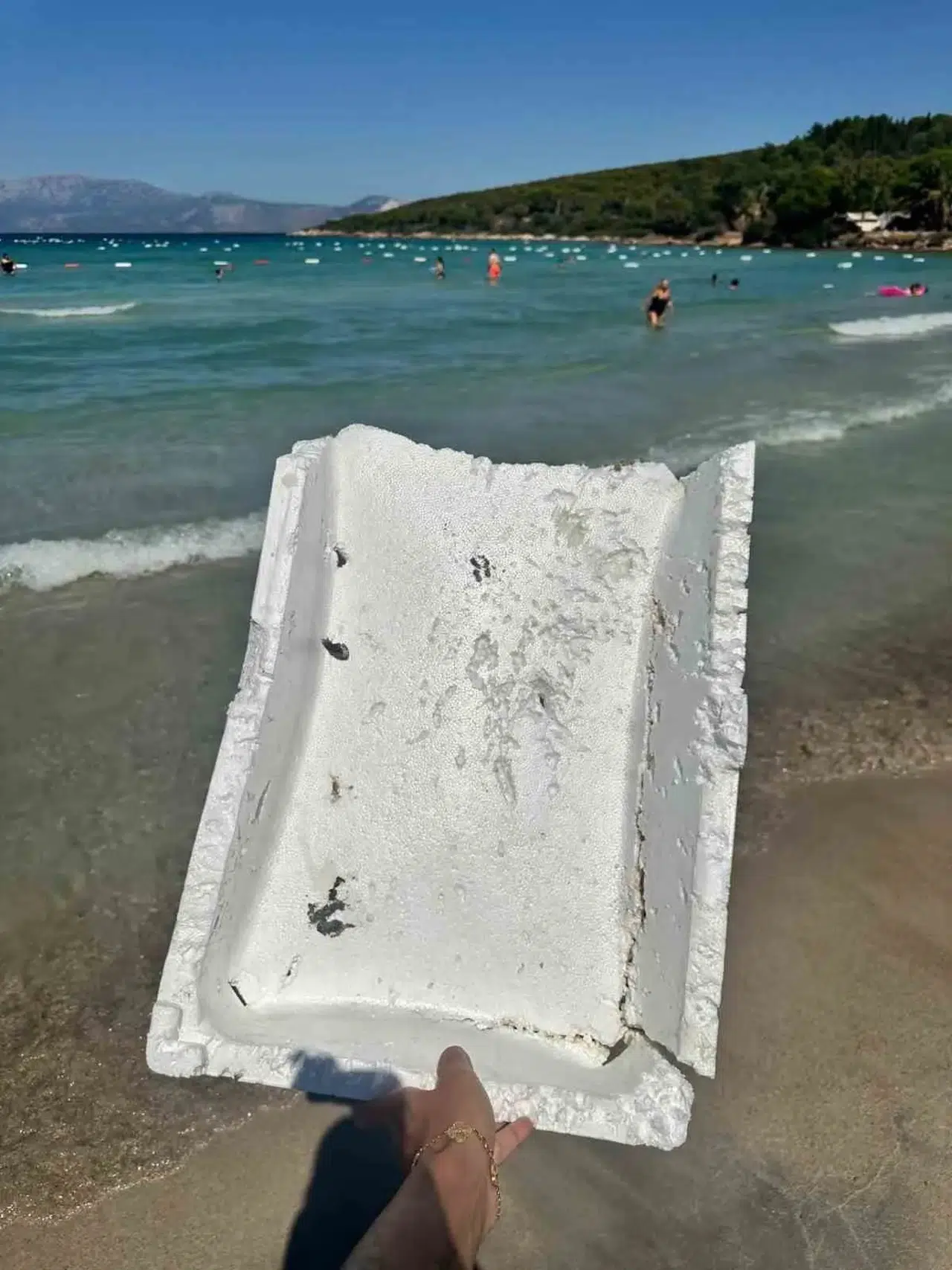 Çeşme’nin incisi Paşalimanı’nda çevre alarmı: Sahili strafor istilası vurdu
