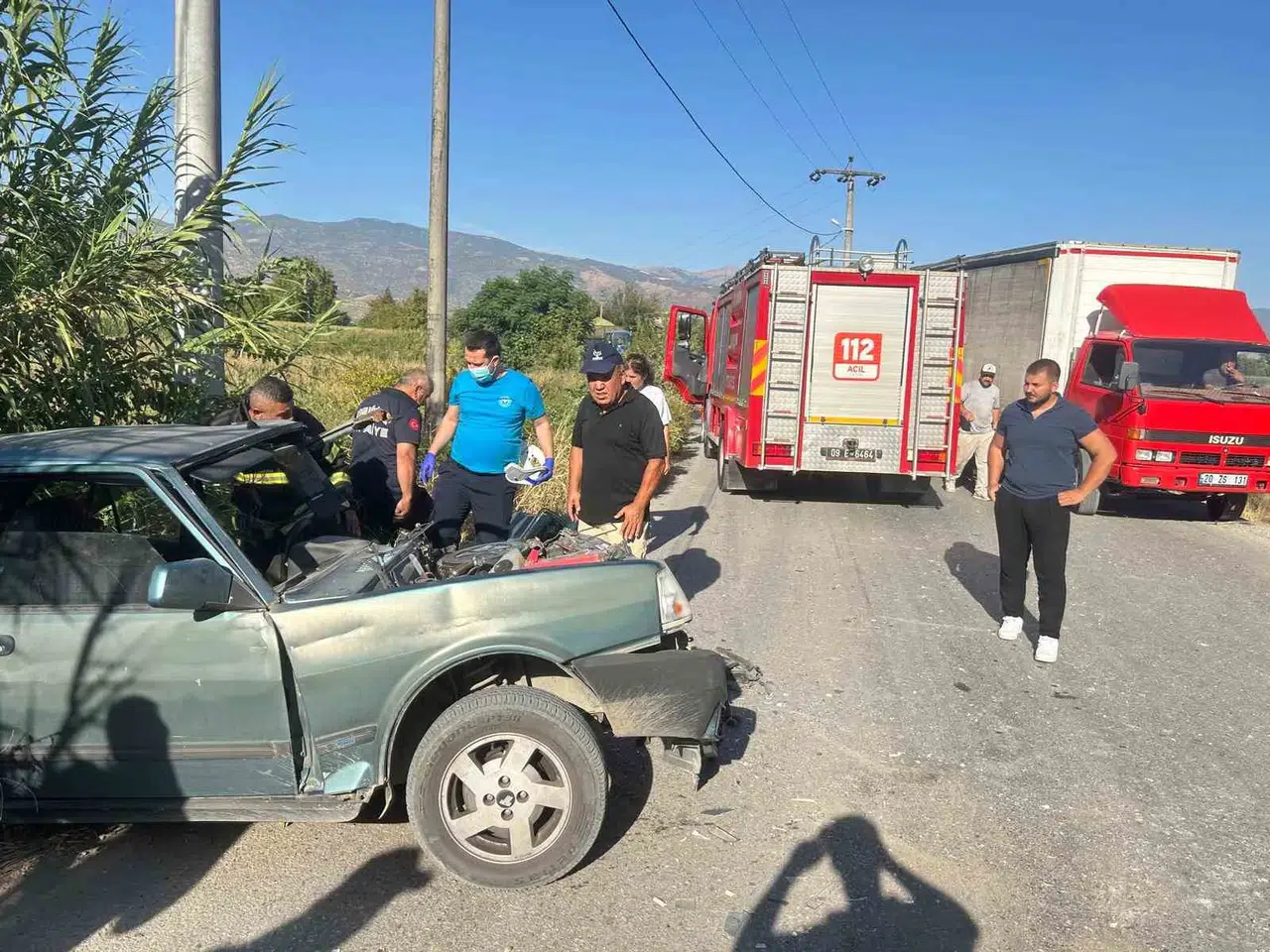 Bozdoğan yolunda korkutan kaza: Sürücü araçta sıkıştı