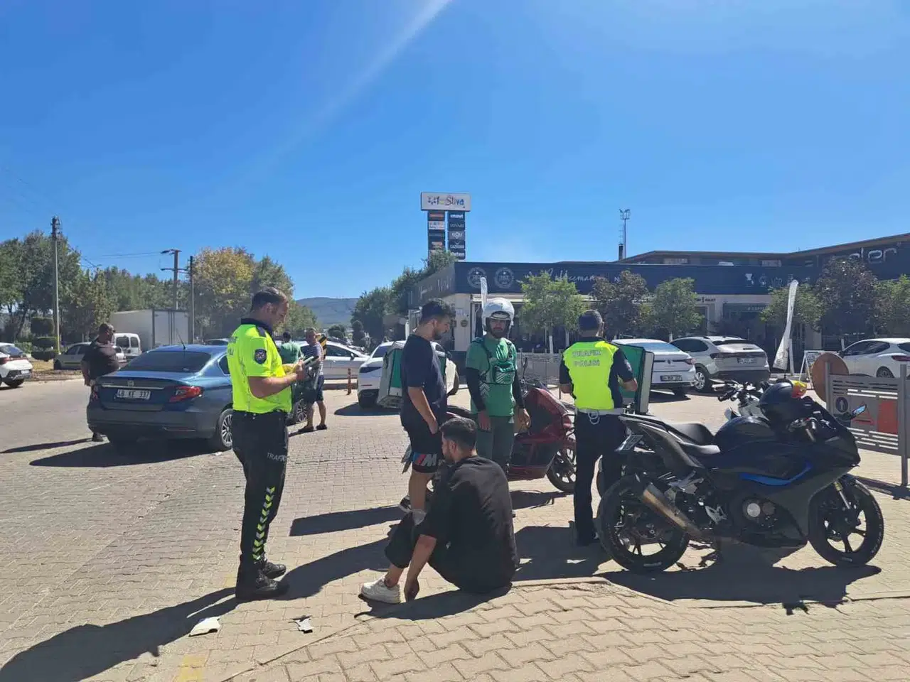 Menteşe'de alışveriş merkezi otoparkında kaza: Motosikletli sürücü ölümden döndü