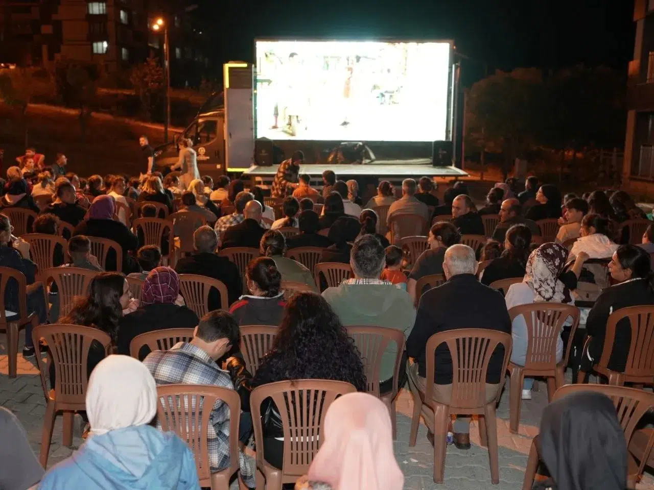 Denizli’de yıldızların altında sinema keyfi: Mahalleli beyaz perde etrafında kenetlendi