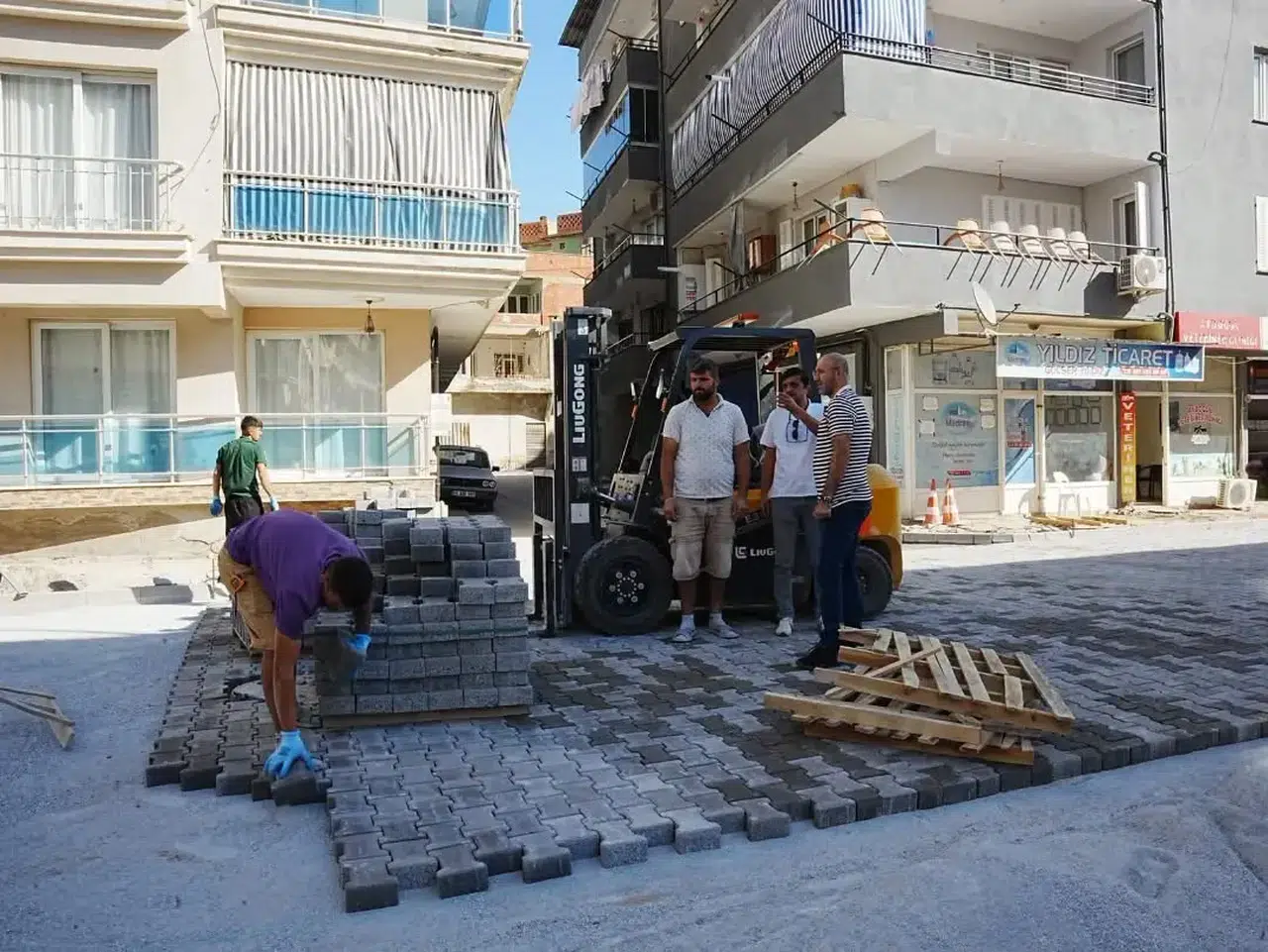 Germencik’te sokaklar yenileniyor: Başkan Zencirci çalışmaları yerinde denetledi