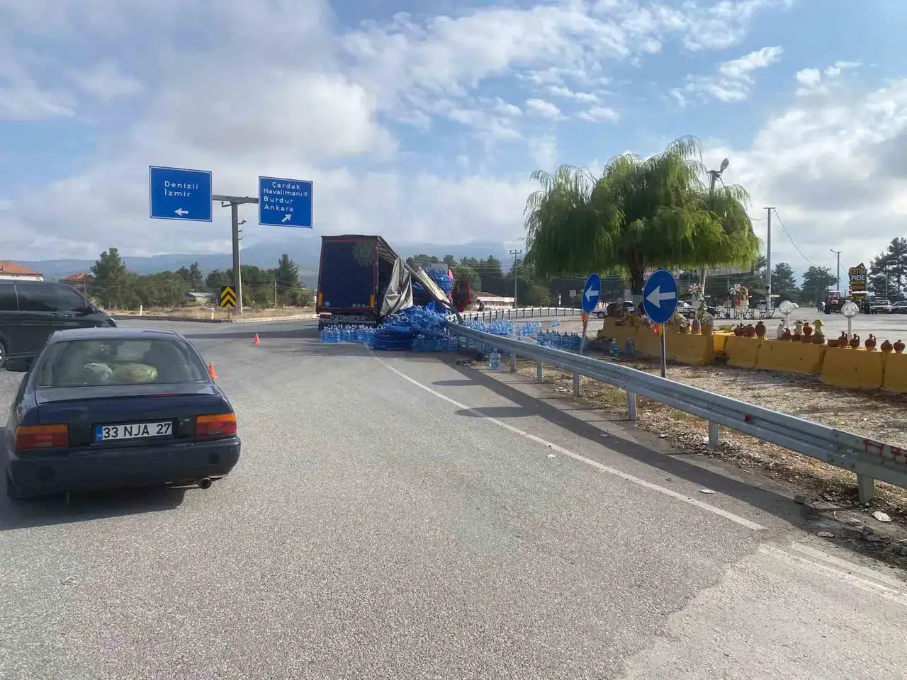 Bozkurt yolunda su taşıyan tır devrildi: Tonlarca yük yola saçıldı
