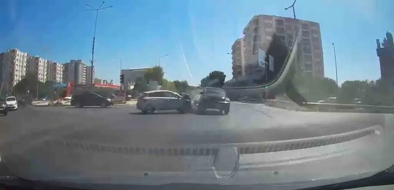 Aydın’da trafik kurallarını hiçe saydı: Üç aracın karıştığı kazada ortalık savaş alanına döndü