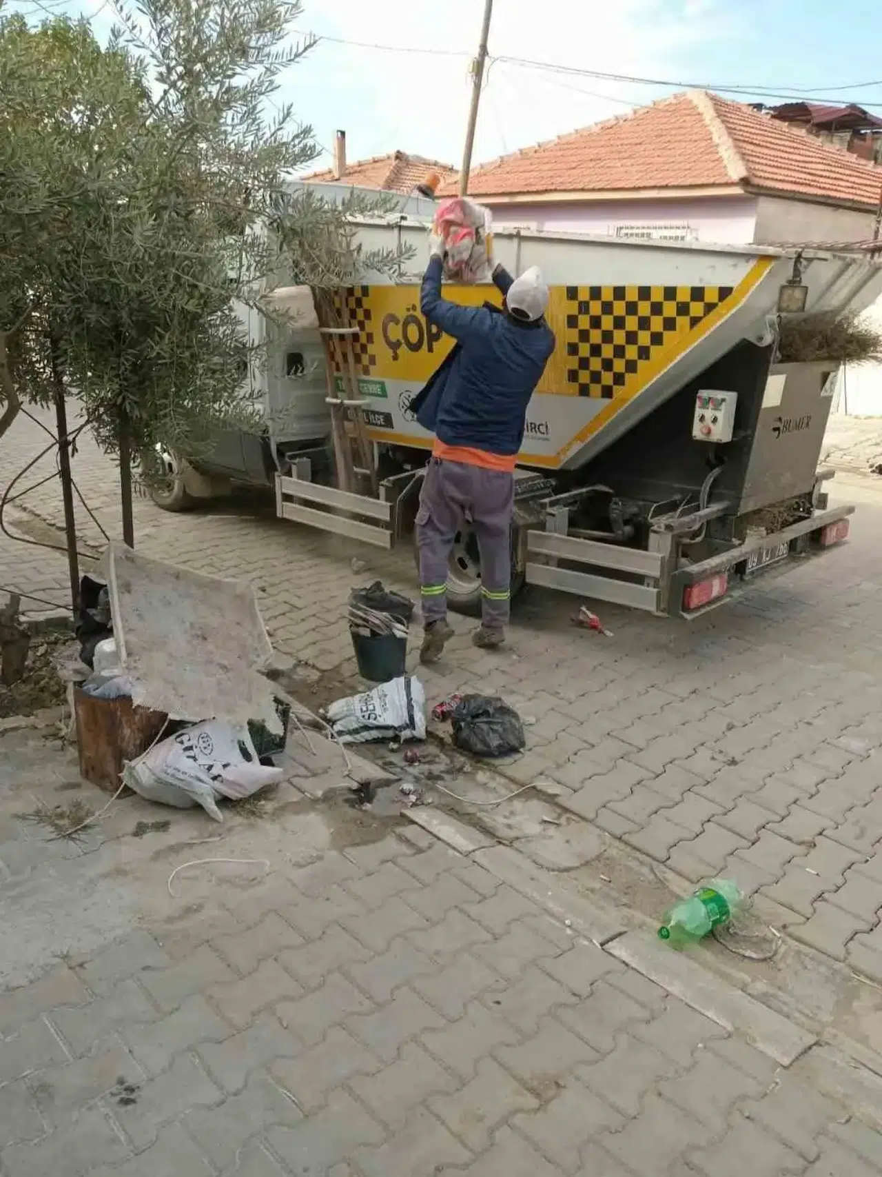 Germencik'te sokaklar çöp değil yaşam alanı: Belediyeden kritik uyarı