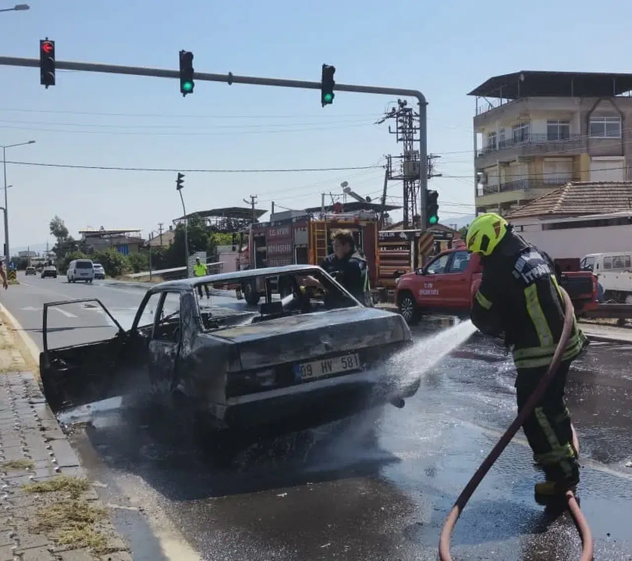 Nazilli yolunda korku dolu anlar: Seyir halindeki otomobil alevlere teslim oldu