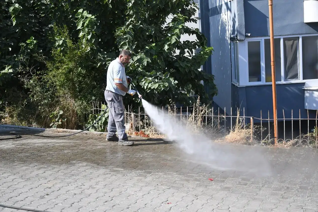 Turizm cennetinde 7/24 mesai: Kuşadası tertemiz bir çehreye kavuşuyor