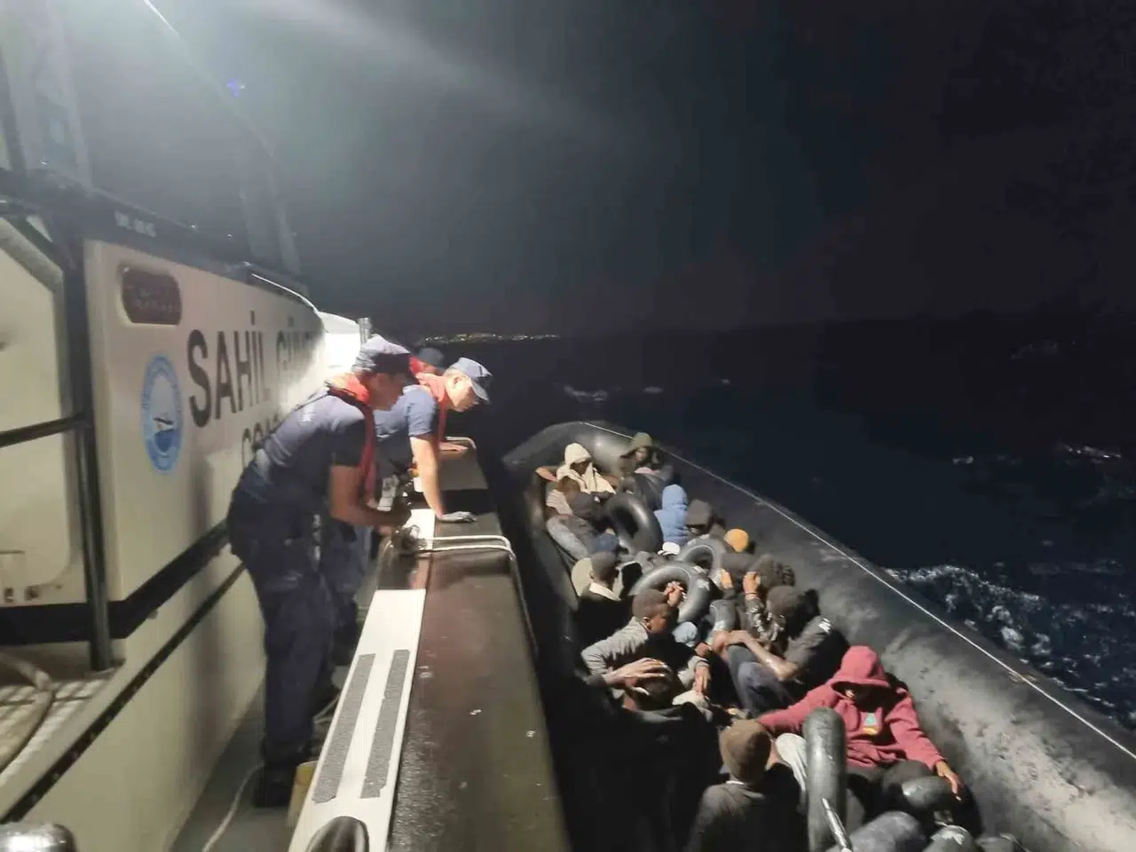Didim’de lastik bot operasyonu: 22 düzensiz göçmen kıyıya çıkarıldı