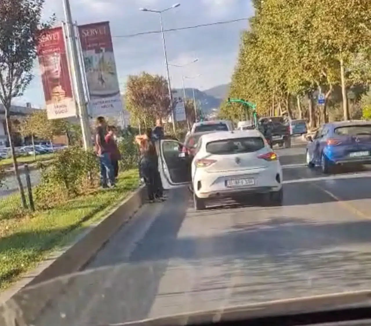 Menteşe’de trafik kilitlendi: Üç araç birbirine girdi