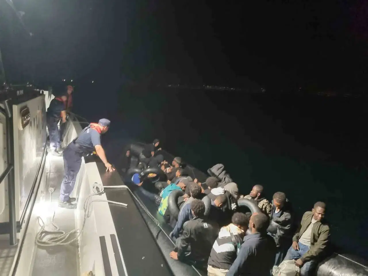 Didim açıklarında gece operasyonu: 32 göçmen kıskıvrak yakalandı
