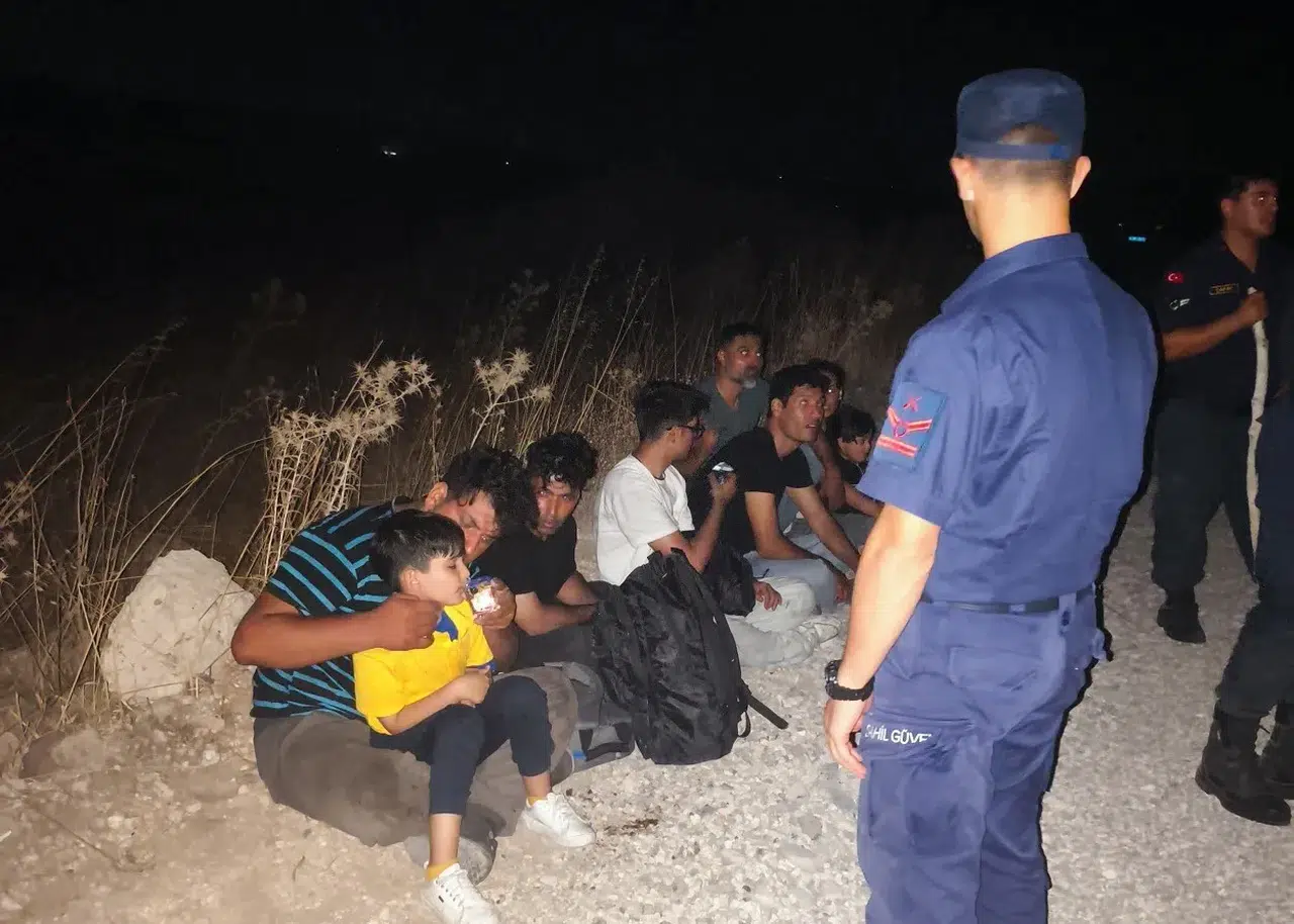 Çeşme'de Gece Yarısı Operasyonu: Kayalık Arazide Mahsur Kalan 18 Göçmen Kurtarıldı