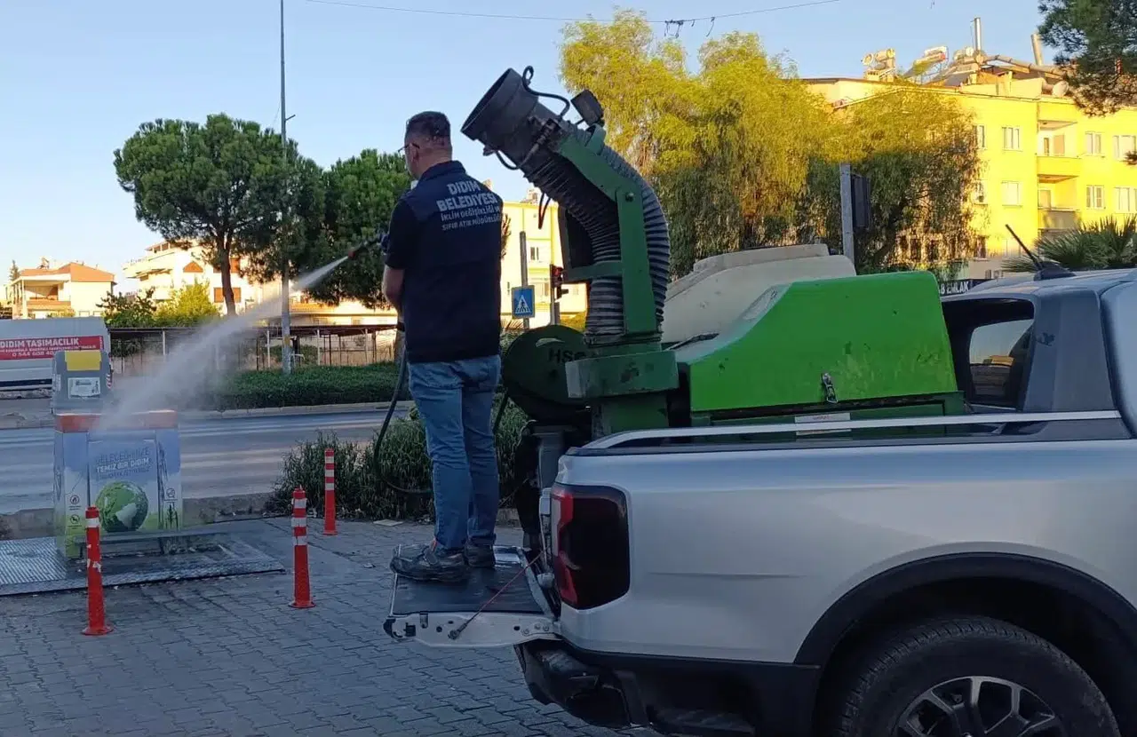 Didim'de hijyen mesaisi: Sıcak havalara karşı konteynerler koruma altında