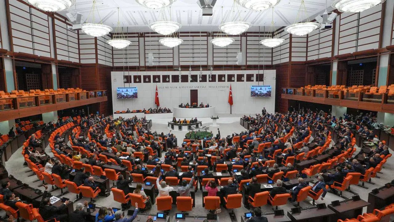 Muhalefetin dört hayati teklifi Meclis'te duvara ç