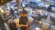 Bıçaklanarak öldürülen 15 yaşındaki Erdem, yaralı halde kafeye böyle sığınmış